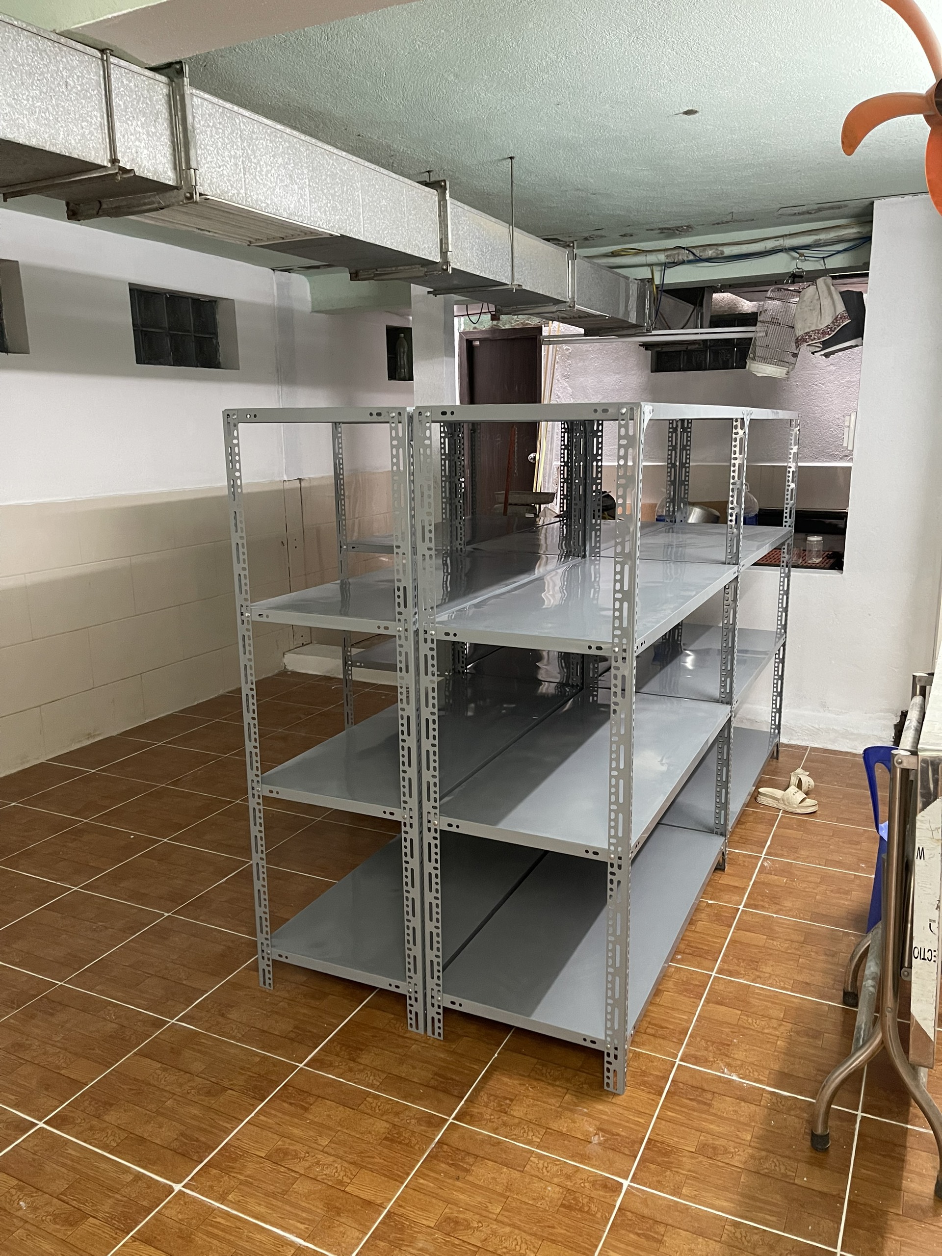 Kệ kho hàng- Kệ Sắt V lỗ 4 tầng